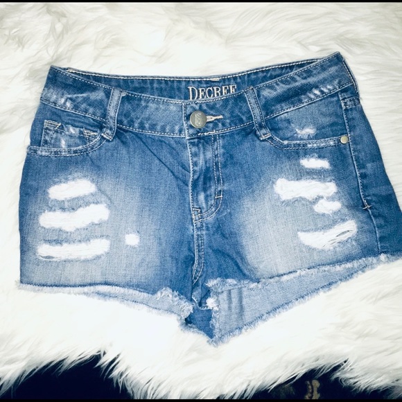 H&M’s  Decree Distressed Jean shorts size 3 - Picture 1 of 4
